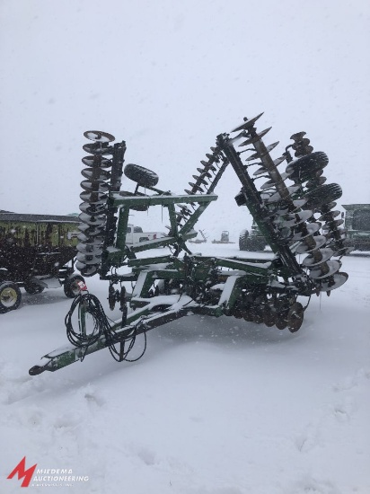 JOHN DEERE 635 DISC, 30' WIDE, 20'' FRONT AND REAR DISC, BIFOLD TYPE, HYDRAULIC LIFT AND FOLD, PIN H