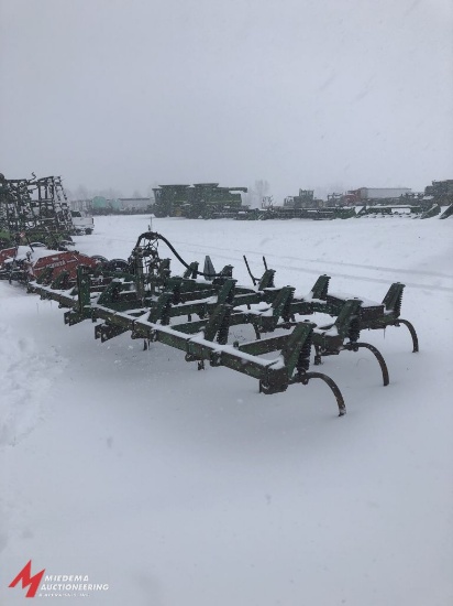 JOHN DEERE 1600 CHISEL PLOW, 20', 3 PT