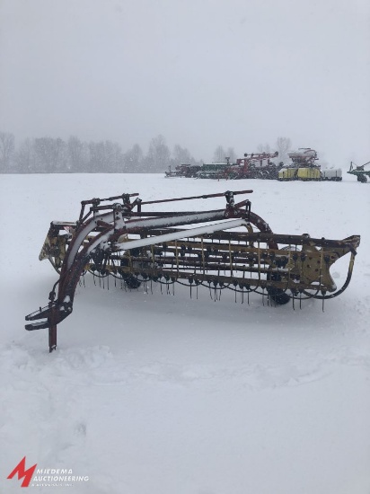 NEW HOLLAND 258 HAY RAKE