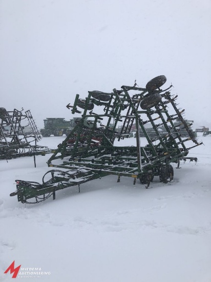 JOHN DEERE 960 FIELD CULTIVATOR, 30' WIDE, 5-ROWS OF CULTIVATOR SHANKS, 3-BAR REAR SPIKE HARROW, REA