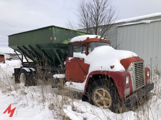 1972 INTERNATIONAL HARVESTER LOADSTAR 700 1700 GRAVITY BOX TRUCK, DAY CAB, 245 GAS ENGINE, 5 SPEED T