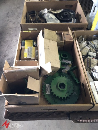 BOX OF ASSORTED JOHN DEERE 467 ROUND BALER PARTS, MOST APPEAR TO BE NEW.