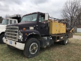 1986 IHC 2300 LUBE TRUCK, CUMMINS DIESEL ENGINE, 7-SPEED TRANS, WITH PRESSURE WASHER AND AIR COMPRES