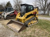 2015 CAT 259D RUBBER TRACK SKID STEER, AUX. HYDRAULICS, CAB, 2-SPEED, 1511 HOURS SHOWING, S/N: CAT02