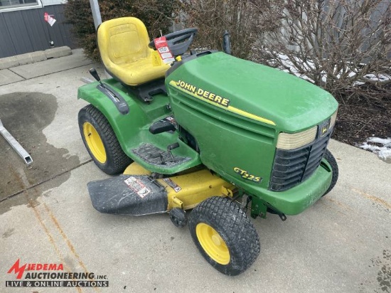 2002 JOHN DEERE GT225 RIDING LAWN MOWER, 38'' DECK, 15-HP OHV GAS ENGINE, 9-143243