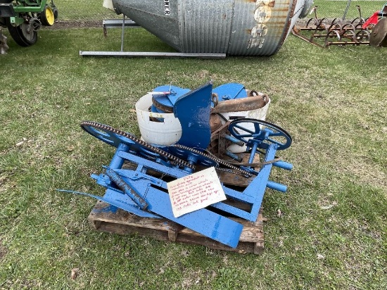PATZ BARN CLEANER, 2-HP MOTOR, (3) CORNER WHEELS, (3) NEW PINS, (2) NEW HOUSINGS, REVERSE CURVE NEAR