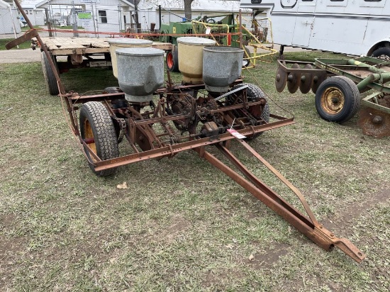 INTERNATIONAL HARVESTER 249, 2-ROW PLANTER TRAVLER TYPE, CLUTCH LIFT, DISC OPENERS ON SEED & FERTILI