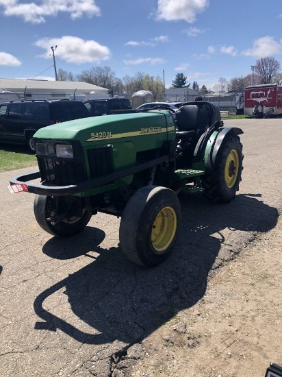 JOHN DEERE 5420N TRACTOR, 3PT, NO TOP LINK, PTO, 3-REMOTES, 12.4R20 REAR TIRES, SYNC REVERSER, HAS W