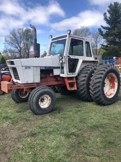CASE 1370 AG TRACTOR, 3PT, PTO, 2-REMOTES, CAB, 18.4-38 REAR DUALS, POWERSHIFT, FRONT WEIGHTS, 2176 