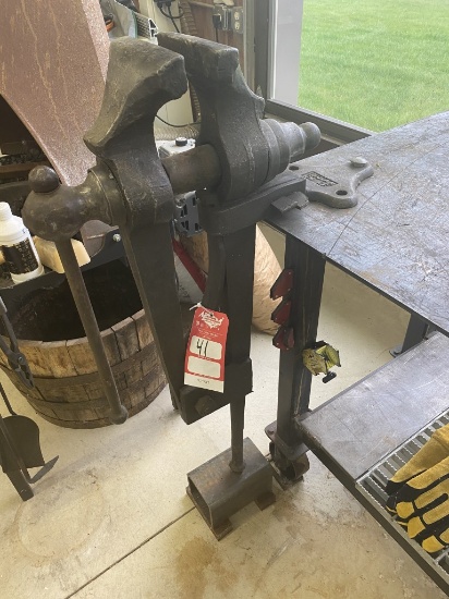 METAL FORGING VISE, BUYER RESPONSIBLE TO UNBOLT FROM TABLE