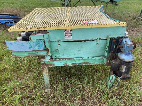 RADISH TAILER, 36'' X 36''