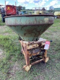 JOHN DEERE 3PT FERTILIZER SPREADER