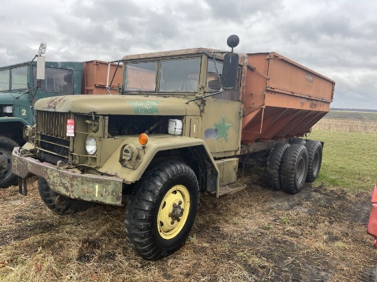 1953 STUDEBAKER M35 2-1/2 TON STAKE TRUCK, 6X6, 6-CYLINDER GAS ENGINE, 5-SPEED MANUAL TRANS, TANDEM 