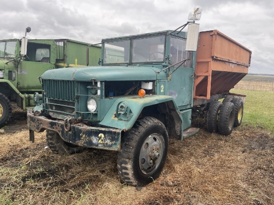 1957 REO M35 2-1/2 TON STAKE TRUCK, 6X6, 6-CYLINDER GAS ENGINE, 5-SPEED MANUAL TRANS, TANDEM DUALS, 