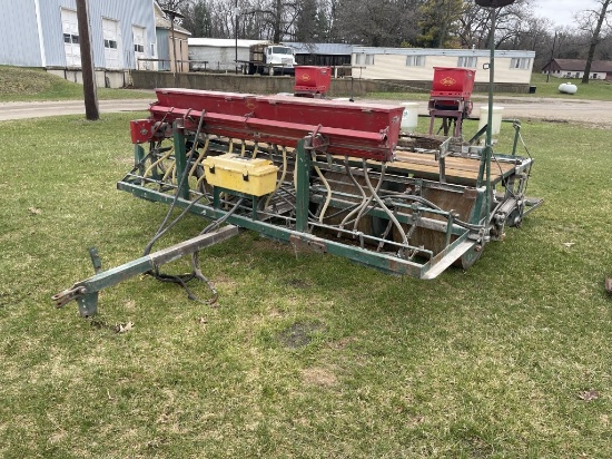 4-ROW GANDY SEEDER WITH ROLLERS, FERTILIZER BOX, PIN HITCH