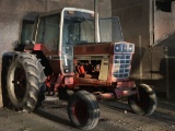 INTERNATIONAL 986 TRACTOR, DIESEL, 3PT, PTO, 2-REMOTES, CAB, 20.8-38 TIRES, 5323 HOURS SHOWING, S/N: