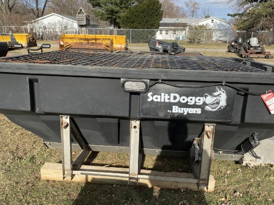 SALTDOGG SHPE 4000 SALT SPREADER, 8' X 5', 4-YARD WITH SPINNER, COVER AND CONTROL (IN OFFICE), S/N: 
