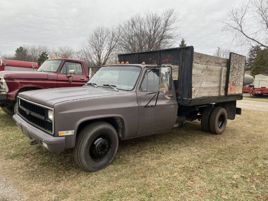 1981 CHEVY 1-TON SINGLE AXLE DUALLY STAKE DUMP TRUCK, V8 350 CI GAS ENGINE, AUTO TRANS, LEATHER, 17,