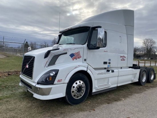 2015 VOLVO VNL64T670 TANDEM AXLE SEMI TRUCK, D13 425 HP DIESEL ENGINE, 12-SPEED AUTO TRANS, DOUBLE B