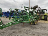 JOHN DEERE 980 FIELD CULTIVATOR, 24', TONGUE WEIGHTS, HYDRAULIC WING FOLD, 3-BAR DRAG, CRUMBLER, S/N