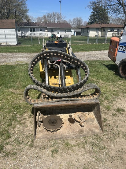 VERMEER S600TX RIDE-ON SKID STEER, RUBBER TRACK, DIESEL, RUNS, BUT NEEDS HYDRAULIC WORK, S/N: 1VRZ05