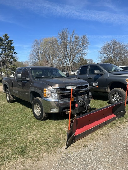 2007 CHEVY 2500 EXTENDED CAB PICKUP, 6.0L GAS ENGINE, AUTO TRANS, 4WD, SHORT BOX, BOSS 7' PLOW WITH 