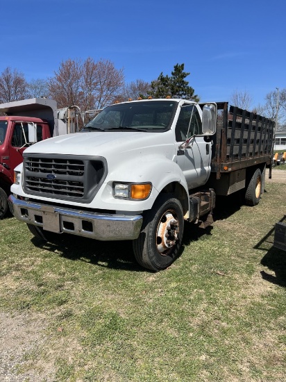 2000 FORD F650 SINGLE AXLE STAKE TRUCK XLT SUPER DUTY, CAT DIESEL, AUTO TRANS, HYDRAULIC BRAKES, LIF
