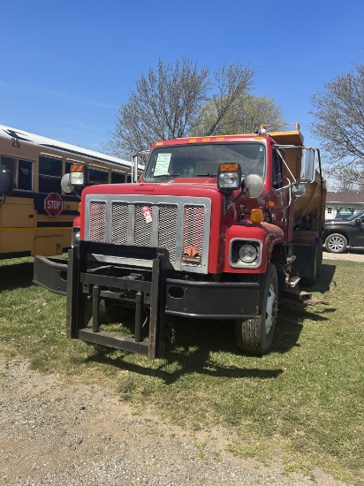 2001 INTERNATIONAL 2674 TANDEM AXLE DUMP TRUCK, CUMMINS N14 ENGINE, 13-SPEED TRANS, BELLY SCRAPER BL
