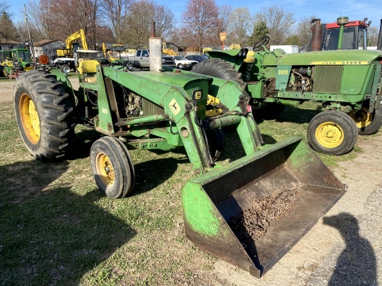 JOHN DEERE 1520 TRACTOR WITH JOHN DEERE 145 LOADER, 3PT, PTO, 1-REMOTE, GAS ENGINE, 16.9-28 REAR TIR