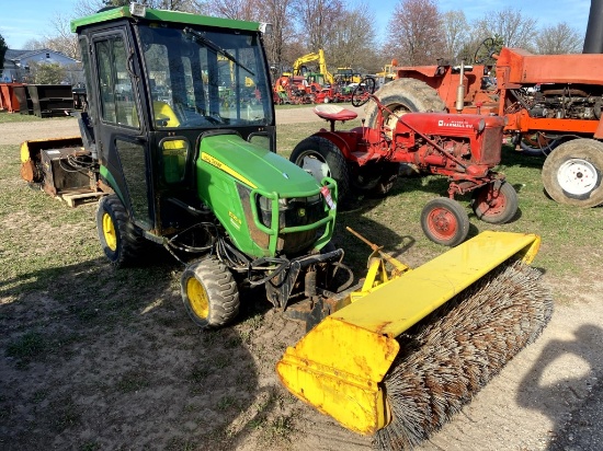 JOHN DEERE 1025R TRACTOR, 4WD, 3PT, PTO, CAB, WITH HEAVY DUTY 60'' BROOM ATTACHMENT, INCLUDES ERSKIN