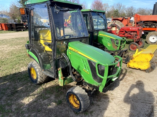 JOHN DEERE 1025R COMPACT TRACTOR, MFWD, HST, 3PT WITH QUICK HITCH, FRONT & REAR HYDRAULICS, PTO, CAB
