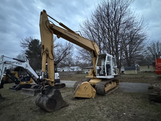 INTERNATIONAL HYDRAULIC EXCAVATOR, 24'' TGP, 38'' BUCKET WITH TEETH, EXTRA 2' BUCKET, TRACKS ARE WOR