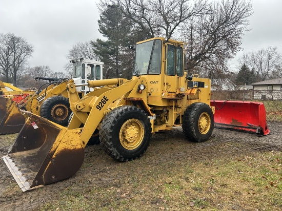 1988 CAT 926E ARTICULATING WHEEL LOADER, 4-CYLINDER CAT DIESEL, 2.5 YARD BUCKET, 12' PLOW, CAB, 17.5