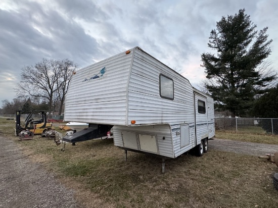 1997 STARCRAFT 5TH WHEEL CAMPER, 1-SLIDE OUT, MODEL 250RKS, TANDEM AXLE