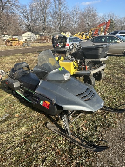 1992 ARCTIC CAT 440 SNOWMOBILE, 6023 MILES SHOWING, RAN THE LAST TIME IT WAS USED, PARKED APPROX. 2 