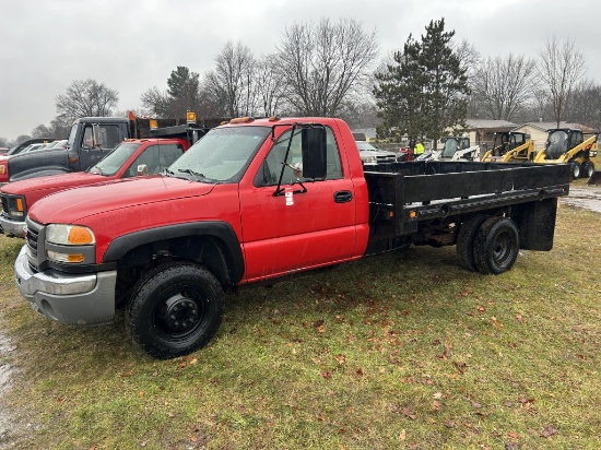 2004 GMC 1-TON REGULAR CAB STAKE TRUCK, 6.0l GAS ENGINE, AUTO TRANS, 2WD, 127'' X 8', AM/FM RADIO, C