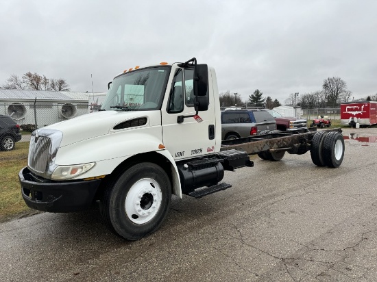 2005 INTERNATIONAL 4000 SERIES CAB & CHASSIS TRUCK, DT466E DIESEL ENGINE, 6-SPEED MANUAL TRANS, 23' 