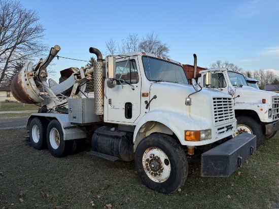 1995 IH 8000 TANDEM AXLE TRUCK, MOUNTED TREE SPADE, 3176 CAT DIESEL ENGINE, IH 9-SPEED TRANS, 52,000