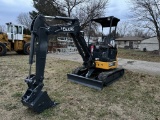 2016 JOHN DEERE 26G RUBBER TRACK MINI EXCAVATOR, 12'' TRACKS, 17'' BUCKET, PUSH BLADE, AUX. HYDRAULI
