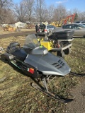 1992 ARCTIC CAT 440 SNOWMOBILE, 6023 MILES SHOWING, RAN THE LAST TIME IT WAS USED, PARKED APPROX. 2 