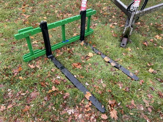 NEW JOHN DEERE LOADER FORK ATTACHMENT, 42'' FORKS