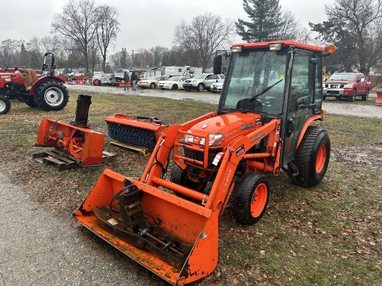 2016 KUBOTA B3030 TRACTOR WITH LA403 LOADER ATTACHMENT, 3PT, PTO, CAB, TURF TIRES, 4WD, 958 HOURS SH