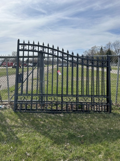 NEW GREAT BEAR BI-PARTING IRON GATE, 20'