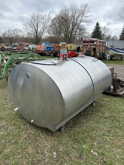 600-GALLON STAINLESS MILK TANK WITH CONDENSOR, AND (2 QTY.) ALAMO VACUUM PUMPS