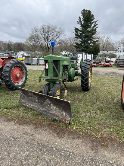 JOHN DEERE 60 TRACTOR, PTO, NARROW FRONT, GAS ENGINE, 7-1/2'' FRONT BLADES, 13.5-38 REAR TIRES, S/N: