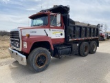 1996 FORD L8000 TANDEM AXLE DUMP TRUCK, CUMMINS DIESEL ENGINE, 8LL TRANS, 14' BOX, REAR HITCH WITH A