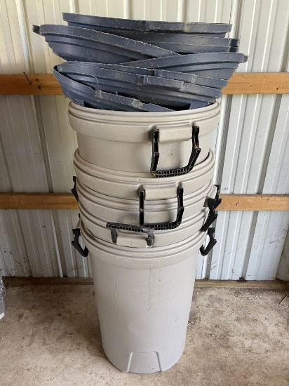 RUBBERMAID TRASH CANS WITH LIDS (3 QTY.)