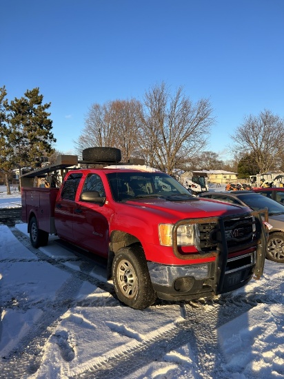 2013 GMC K3500 CREW CAB TRUCK WITH SERVICE BODY, 4X4, 6.6L DIESEL ENGINE, AUTO TRANS, PW, PL, PM, AM