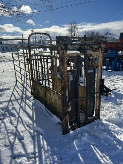 FOREMOST LIVESTOCK CHUTE WITH HEADLOCK & GATES