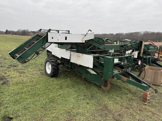 1 LOCKWOOD POTATO HARVASTER, MARK VII WITH M TABLE, 1.56 PITCH BELTED CHAINS, FOR RUSSET POTATOES